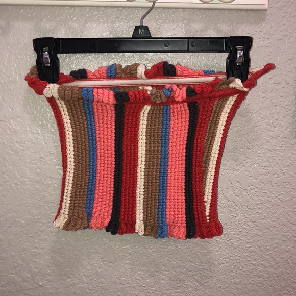 A colorful strapless crop top - Picture 2 of 3